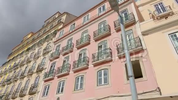 里斯本历史街区典型的房屋立面视频的预览图