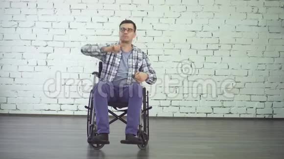 快乐积极的残疾人坐在轮椅上跳舞面带微笑视频的预览图