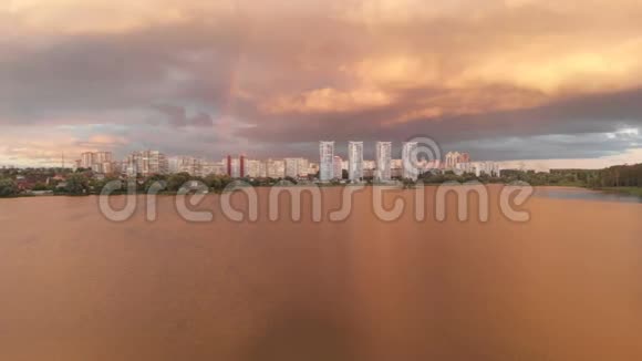 美丽的基辅城市景观深粉色的水橙色的云四个摩天大楼视频的预览图