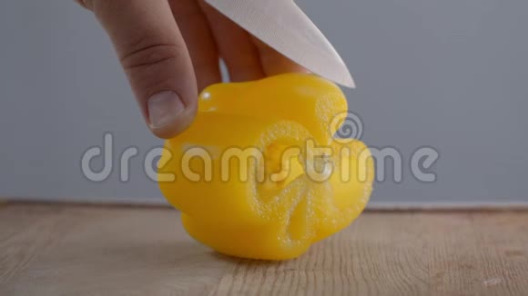 厨师正在木板上切黄铃椒切菜做新鲜沙拉素食视频的预览图