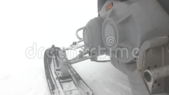 与主体近景相连的雪地摩托滑雪板边缘视频的预览图