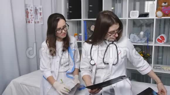 两名女医生在检查室检查病人的x射线图像视频的预览图