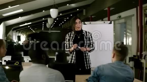 各种不同的商业人士在研讨会上坐在现代化的办公室里年轻的千禧年领袖女性站在白板旁边视频的预览图