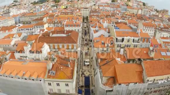 从历史悠久的圣贾斯塔电梯俯瞰里斯本视频的预览图