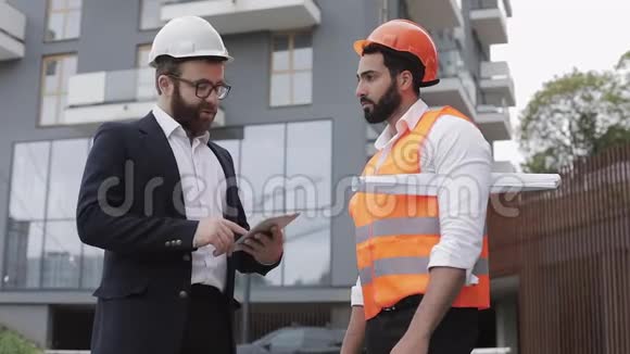 施工经理和工人在施工现场握手专业建筑工人建筑师视频的预览图