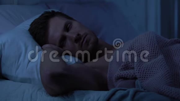 惹人生气的帅哥试图睡觉被邻居的噪音干扰得缺乏休息视频的预览图
