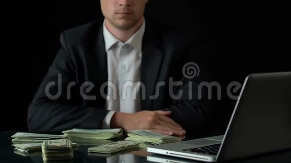 坐在笔记本电脑前破产钱从桌子上消失生意视频的预览图