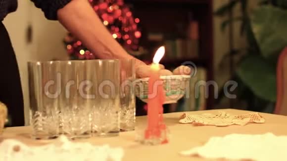 意大利圣诞暖桌上的慢动作提供带烟囱和蜡烛的蛋糕k37平方英尺视频的预览图