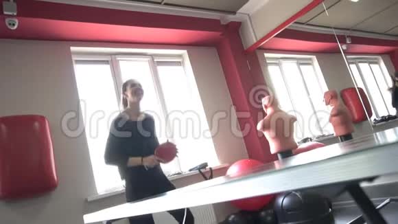 白种人朋友和漂亮的漂亮女孩在现代的健身房打乒乓球慢动作生活方式视频的预览图