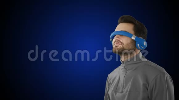 戴着虚拟护目镜和立方体的男人视频的预览图