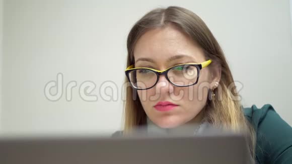 英语老师戴着黄色眼镜准备上课视频的预览图