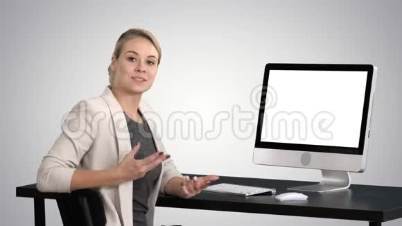 年轻漂亮的女士对着相机说话在电脑屏幕上以渐变背景显示一些东西视频的预览图