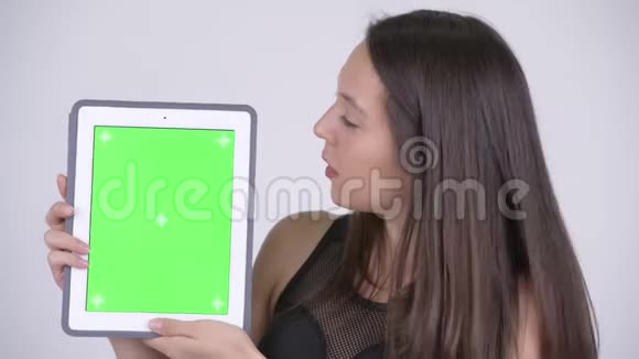 年轻快乐的多民族女性的脸展示数字平板电脑准备健身房视频的预览图