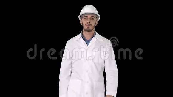 身穿头盔和白色长袍的阿拉伯工程师在阿尔法海峡向前走视频的预览图