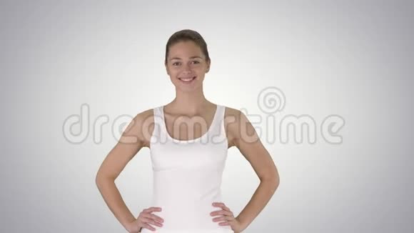 满意自信积极健康的女人在运动服装与双手在臀部行走的梯度背景视频的预览图