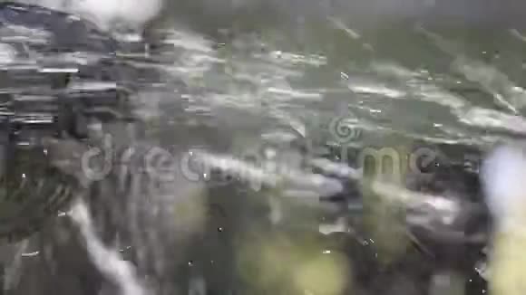 喷溅水的铁泉的细节视频的预览图