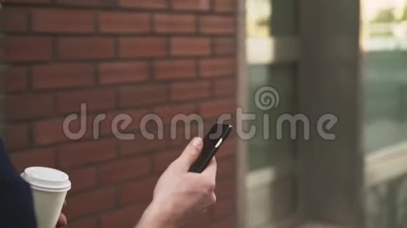 一只手拿着智能手机在屏幕上滑动视频的预览图
