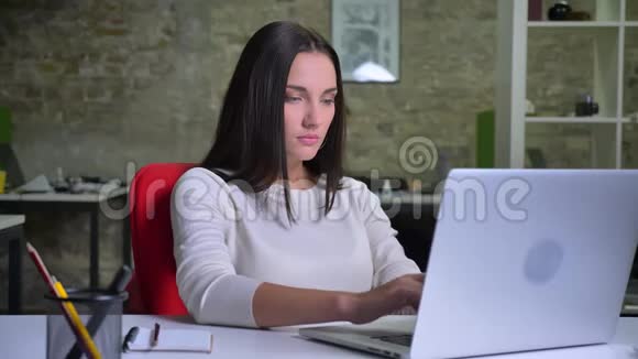 女商人在笔记本电脑前的办公室工作感觉很惊讶视频的预览图
