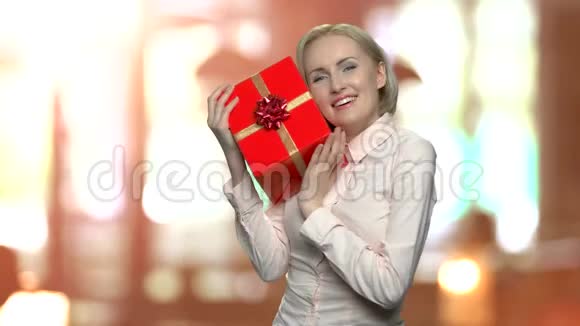 快乐兴奋的女人收到了生日礼物视频的预览图