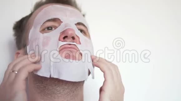 男人用保湿面膜敷脸视频的预览图
