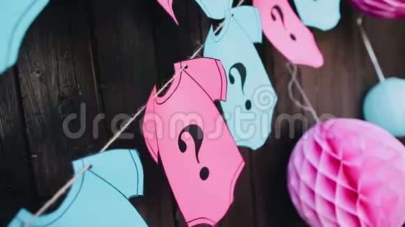 粉红色和蓝色婴儿背心由纸制成孩子们假期装饰视频的预览图