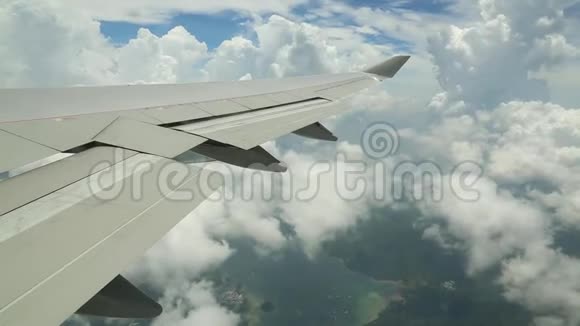 从飞机上可以看到香港山和海洋的许多云视频的预览图