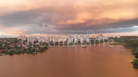 五颜六色的基辅城市景观深浅棕色的水橙色的云四座高楼视频的预览图