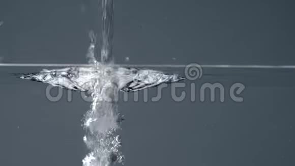 用清水倒入透明的水族箱中水流飞溅气泡从60fps开始缓慢运动视频的预览图