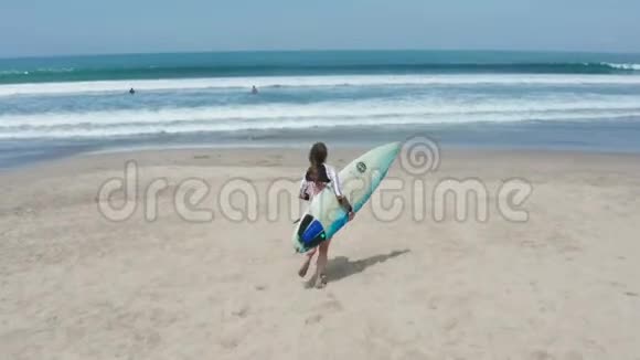 适合冲浪的女人用冲浪板跑进海洋现代生活方式体育夏令营和暑假极限游泳视频的预览图