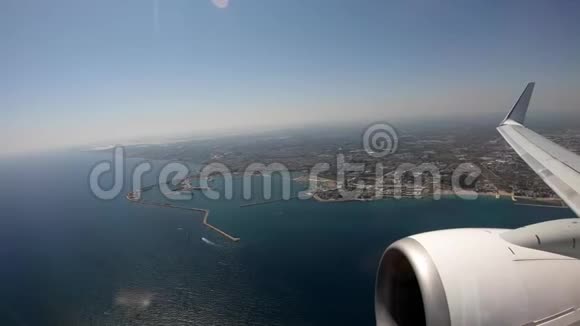 4K巴里航空观景湾带飞机翼的美丽海滩景观视频的预览图