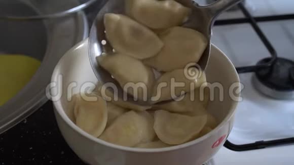 国菜饺子刚在煤气炉上煮好视频的预览图
