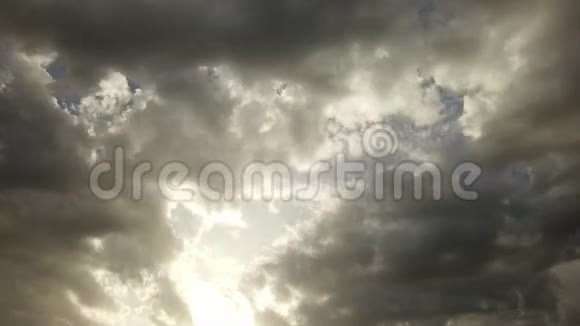 天空阴云密布阳光明媚空气中的光线和颜色也在变化视频的预览图