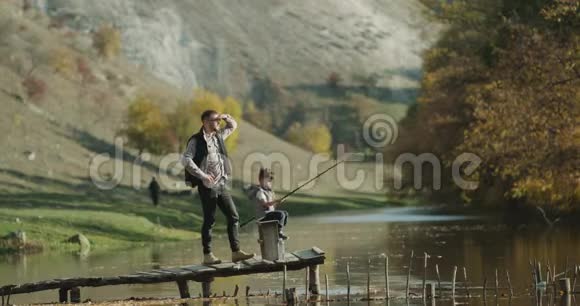 他和爸爸在湖边钓鱼视频的预览图