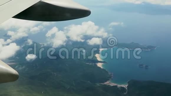 从空中俯瞰香港山和海洋的奇妙景色视频的预览图