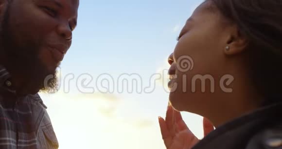 一对情侣在阳光明媚的4k天亲吻对方视频的预览图
