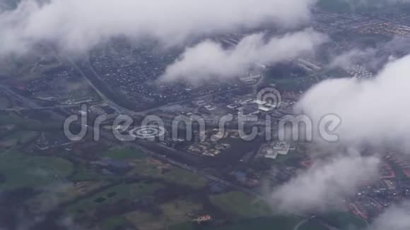 在丹麦哥本哈根上空飞行鸟瞰多云天气视频的预览图