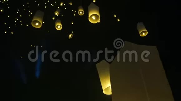在泰国满月之夜彩灯与成千上万的人一起飘浮视频的预览图