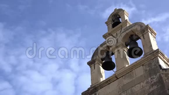 4K放大克罗地亚杜布罗夫尼克老城教堂塔上的三个钟视频的预览图