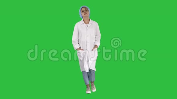 严肃的白种人年轻女子穿着制服走在绿色的屏幕上色度键视频的预览图
