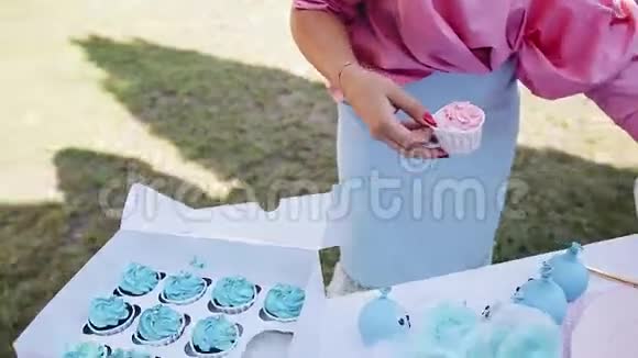 女孩把一盒粉红色的糕点放在盘子里孩子们假期视频的预览图