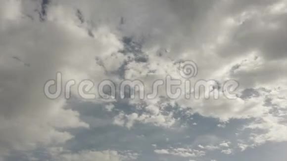 乌云密布的天空阳光明媚背面有卷云积云移动得很快视频的预览图