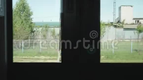 从移动列车窗口查看工厂区域慢镜头视频的预览图