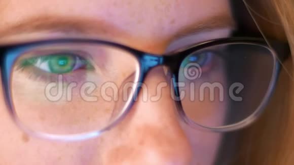 电脑屏幕的近距离反射在卡凯纳女孩黑客的光芒中看着科普穆特漂亮的聪明眼睛视频的预览图