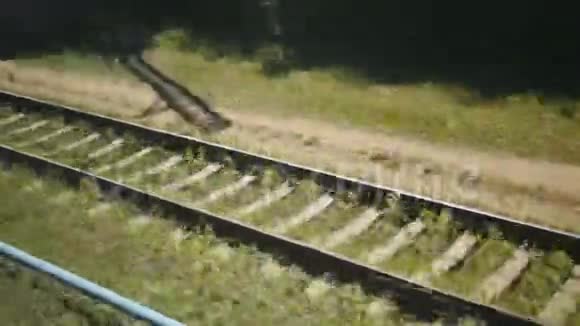 火车车窗的闪光栏杆高速行驶视频的预览图