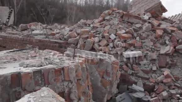 爆炸后被毁城市的废墟视频的预览图