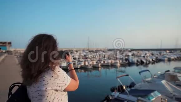 游客在港口拍照视频的预览图