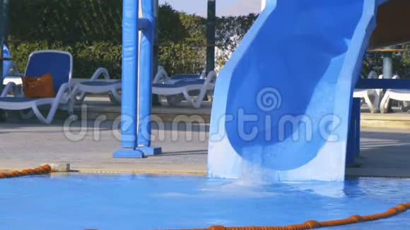 水上乐园管道滑水的女孩视频的预览图