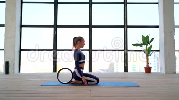 室内瑜伽体育娱乐美丽的年轻女子在阿萨纳与瑜伽戒指初学者个人运动会议室视频的预览图