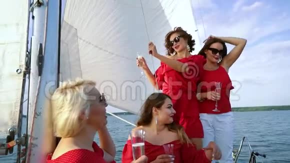 朋友在帆船的聚会上喝酒视频的预览图