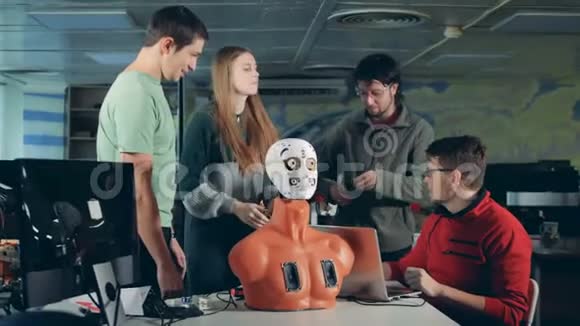 工程师们正在讨论一个类似人类的机器人视频的预览图